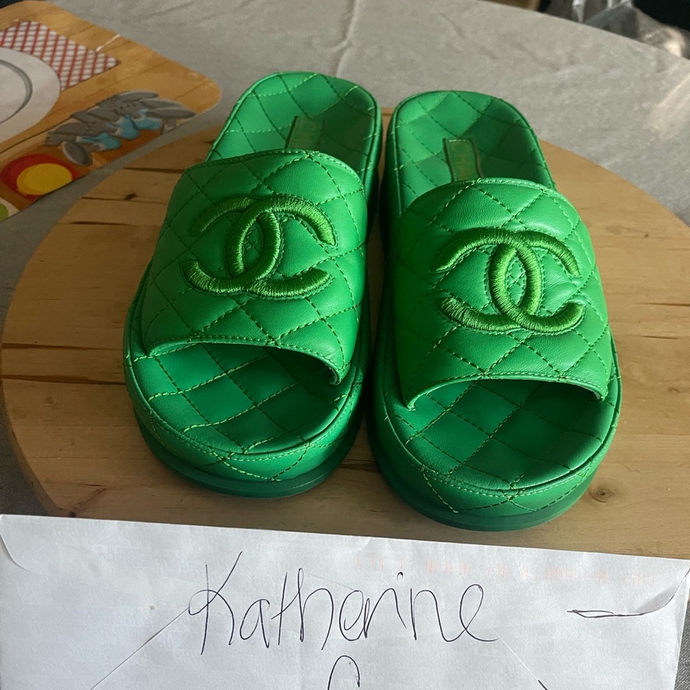 2021 Green Chanel Interlocking Slides